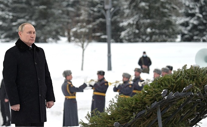 Владимир Путин возложил венок к монументу «Мать-Родина» на Пискарёвском мемориальном кладбище в Санкт-Петербурге