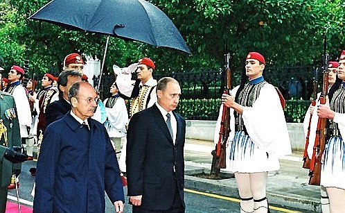 Официальная церемония встречи Президента России Владимира Путина Президентом Греческой Республики Константиносом Стефанопулосом (слева).