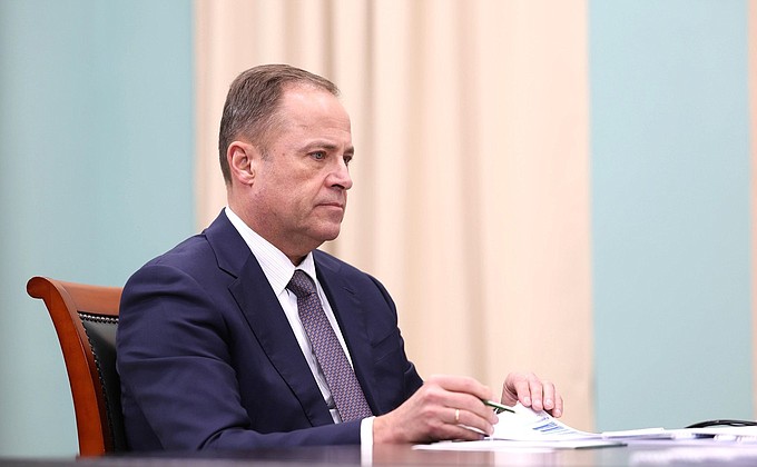 Presidential Plenipotentiary Envoy to the Volga Federal District Igor Komarov at the meeting on socioeconomic development in the Chuvash Republic.