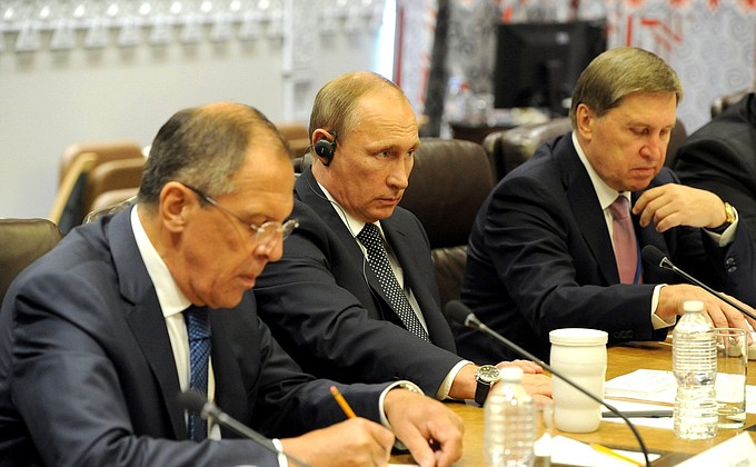 С Министром иностранных дел Сергеем Лавровым (слева) и помощником Президента Юрием Ушаковым на встрече с Президентом США Бараком Обамой.