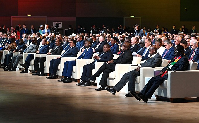 Главы делегаций на пленарном заседании Экономического и гуманитарного форума Россия – Африка.