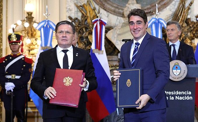 Церемония обмена документами, подписанными в ходе официального визита Владимира Путина в Аргентину.