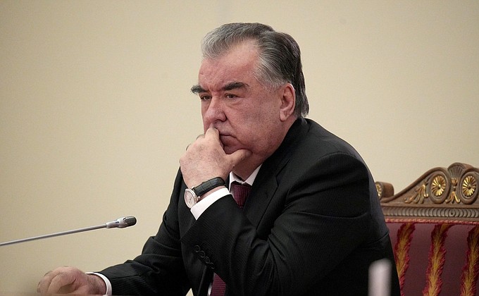 Президент Таджикистана Эмомали Рахмон в ходе неформальной встречи глав государств СНГ.