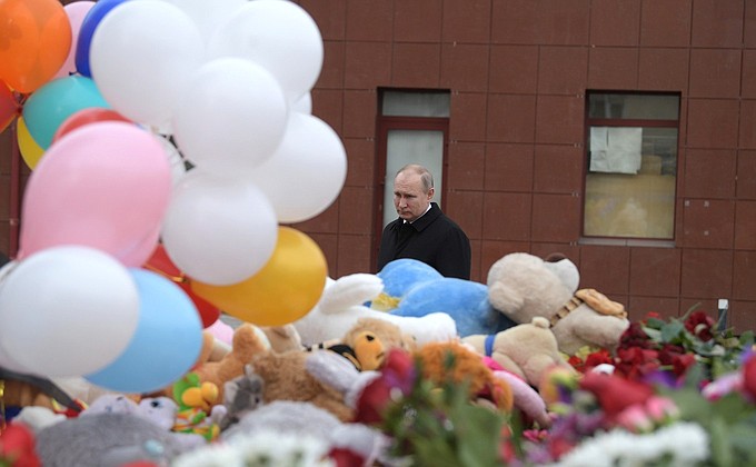 Владимир Путин почтил память погибших при пожаре в Кемерове.