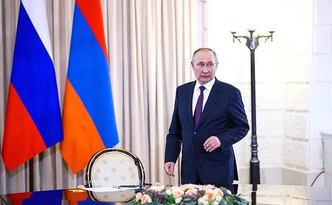 Перед началом трёхсторонних переговоров с Президентом Азербайджана Ильхамом Алиевым и Премьер-министром Армении Николом Пашиняном.