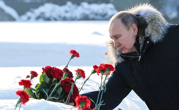 During a visit to Piskaryovskoye Memorial Cemetery Vladimir Putin honoured the memory of his brother who died during the siege of Leningrad.