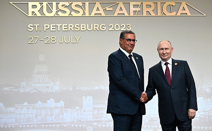 Церемония официальной встречи глав делегаций – участников второго саммита Россия – Африка. С главой Правительства Королевства Марокко Азизом Аханнушем.