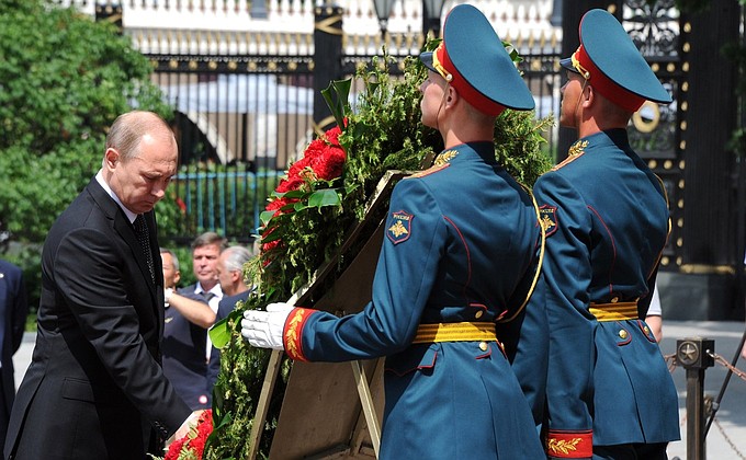 В День памяти и скорби Владимир Путин возложил венок к Могиле Неизвестного Солдата у Кремлёвской стены.