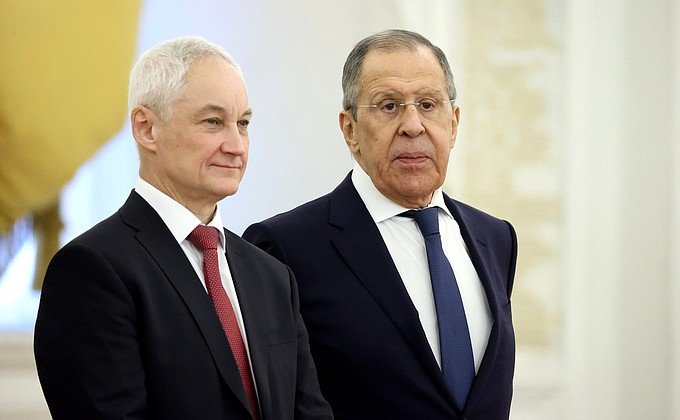 Первый заместитель Председателя Правительства Андрей Белоусов (слева) и Министр иностранных дел Сергей Лавров перед началом официальной церемонии встречи.