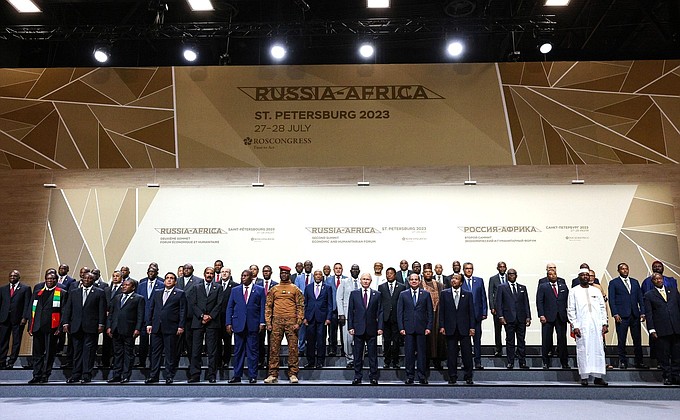 Совместное фотографирование глав делегаций – участников второго саммита Россия – Африка.