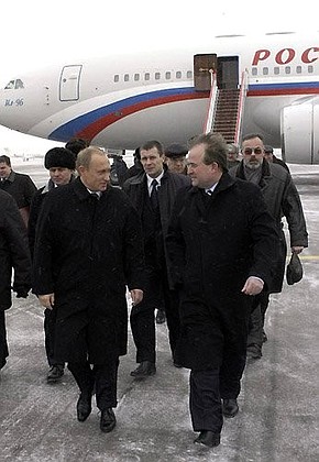 President Kuchma of Ukraine welcoming Mr Putin at Borispol airport.