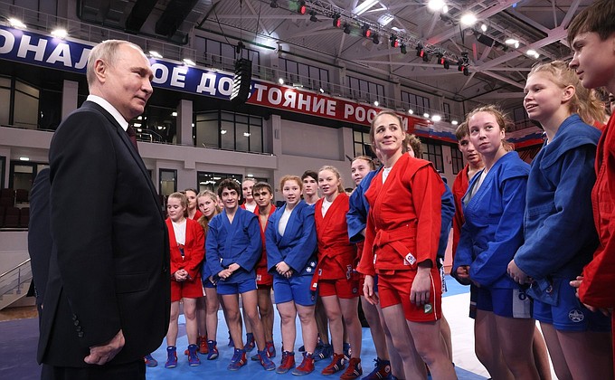 По окончании осмотра Владимир Путин кратко беседовал с самбистами, представляющими спортивные школы Краснодарского края.
