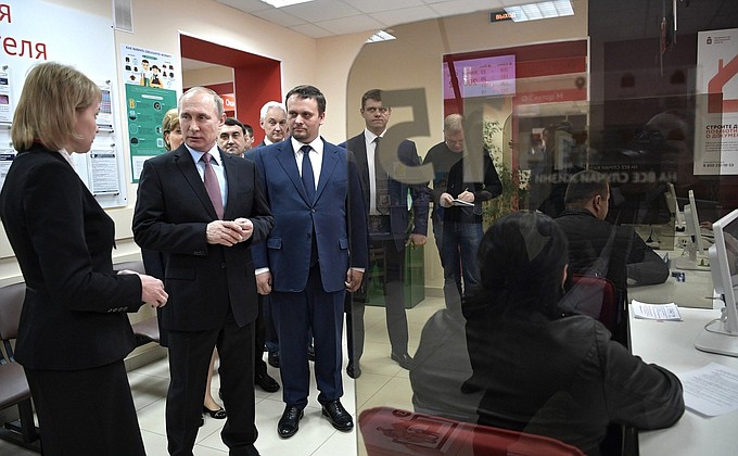 Во время посещения многофункционального центра предоставления государственных и муниципальных услуг в Великом Новгороде.