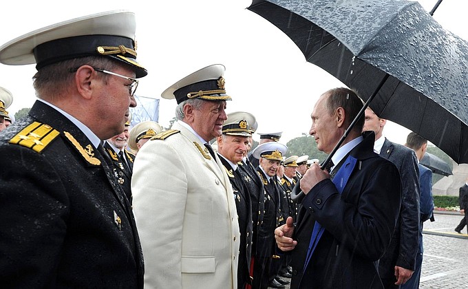 Владимир Путин присутствовал на Сенатской площади на торжественном мероприятии, посвящённом празднованию Дня Военно-Морского Флота.