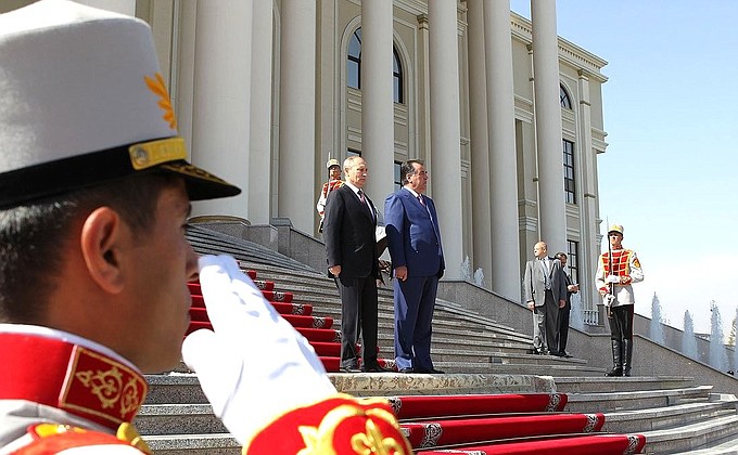 Официальная церемония встречи. С Президентом Таджикистана Эмомали Рахмоном.