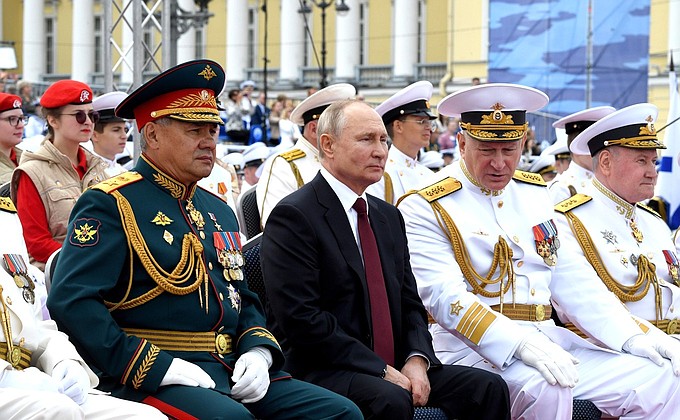 С Министром обороны Сергеем Шойгу и главнокомандующим Военно-Морским Флотом Николаем Евменовым (справа) во время Главного военно-морского парада.