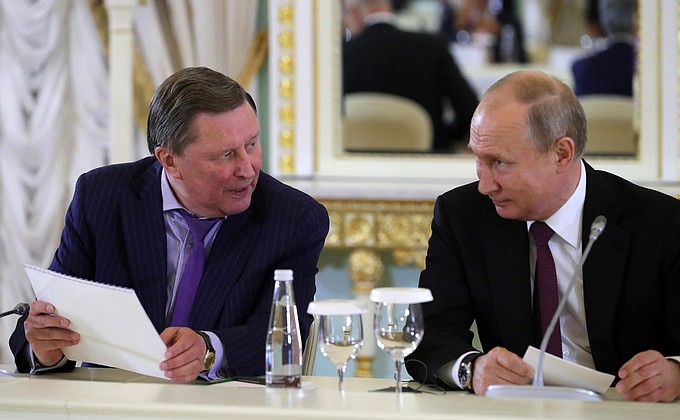 Meeting with members of the International Advisory Board of the Russian Direct Investment Fund (RDIF) and representatives of the international investment community. With Special Presidential Representative for Environmental Protection, Ecology and Transport Sergei Ivanov.