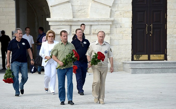Vladimir Putin, Defence Minister and President of the Russian Geographical Society Sergei Shoigu, Federation Council Speaker Valentina Matviyenko, Prime Minister Dmitry Medvedev and Chief of Staff of the Presidential Executive Office Sergei Ivanov laid flowers at the monument to the fort’s defenders before their visit to Fort Constantine museum exhibition.