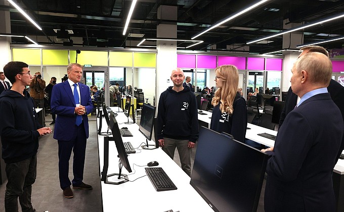 During a visit to the Intelligent Electronics – Valdai Innovative Scientific and Technological Centre (ISTC), the President toured the educational space of the Sberbank project, School 21.