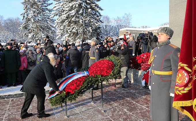 Vladimir Putin laid a wreath at the Motherland monument at Piskaryovskoye Memorial Cemetery on the 75the anniversary of the complete liberation of Leningrad from the Nazi siege.