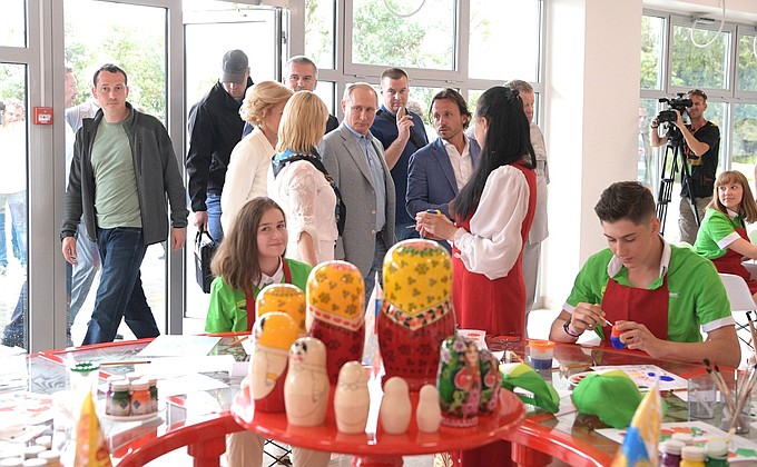 Во время посещения Международного детского центра «Артек».