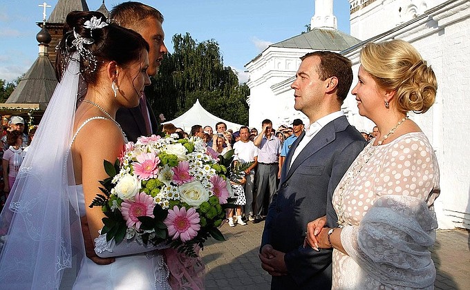 Дмитрий и Светлана Медведевы поздравили молодожёнов с бракосочетанием и Днём семьи, любви и верности.