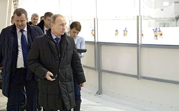 Во время посещения физкультурно-оздоровительного комплекса «Президентский». Участники детской хоккейной команды «Кристалл» подарили Владимиру Путину шайбу своего спортивного клуба.