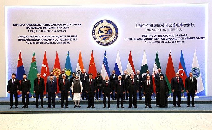 Family photo of the heads of SCO member states, heads of SCO observer states and heads of invited states and international organisations.