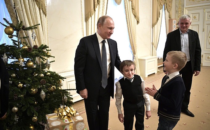 Vladimir Putin wished the Palyanov family a happy upcoming New Year and showed them the presents that had been prepared for them.