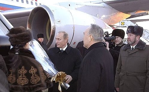 У трапа самолета Владимира Путина встретил Президент Казахстана Нурсултан Назарбаев.