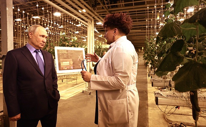 Visiting an all-year-round greenhouse facility. With self-employed entrepreneur Natalya Makatrova.