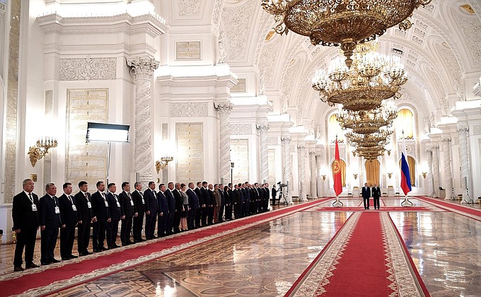 Официальная церемония встречи. С Президентом Киргизии Алмазбеком Атамбаевым.