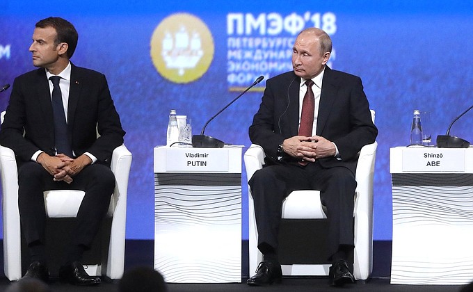 С Президентом Франции Эммануэлем Макроном на пленарном заседании XXII Петербургского международного экономического форума.
