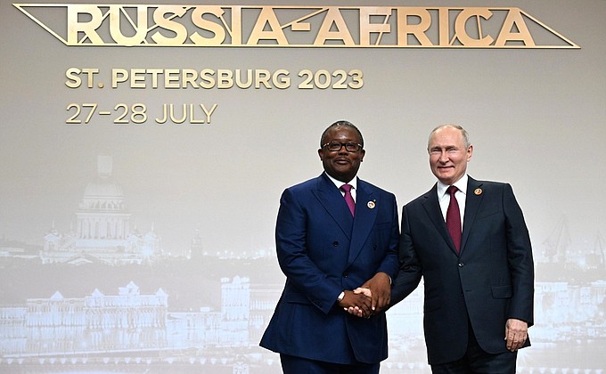 Церемония официальной встречи глав делегаций – участников второго саммита Россия – Африка. С Президентом Республики Гвинея-Бисау Умару Сиссоку Эмбало.