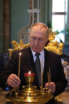 Владимир Путин посетил Петропавловский собор.