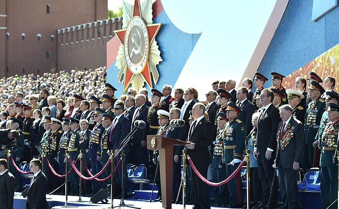 На военном параде в ознаменование 73-й годовщины Победы в Великой Отечественной войне 1941–1945 годов. Объявлена минута молчания.