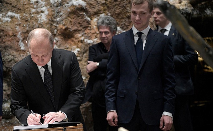 Vladimir Putin makes an entry to the book of honourable guests at Proryv [Breakthrough] Panorama Museum.