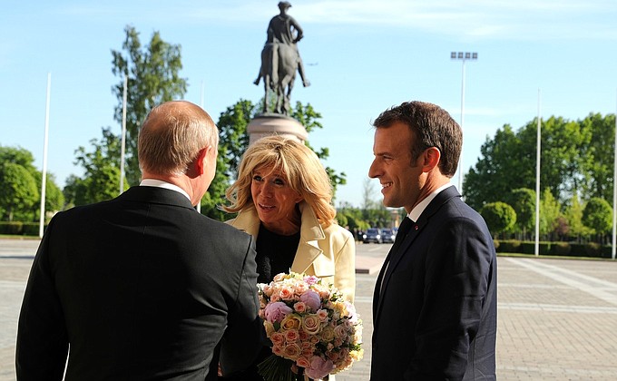 C Президентом Франции Эммануэлем Макроном и его супругой Брижит Макрон.