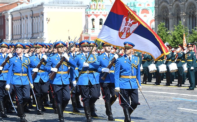 Парадный расчёт армии Сербии на военном параде в ознаменование 75-й годовщины Победы в Великой Отечественной войне.