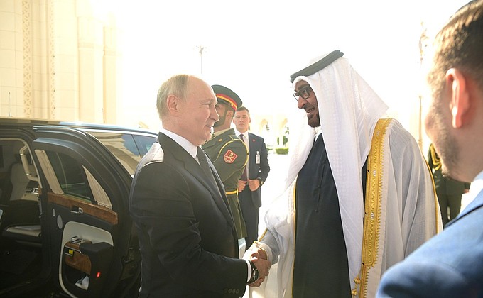 С Президентом Объединённых Арабских Эмиратов Мухаммедом бен Заидом Аль Нахайяном перед началом российско-эмиратских переговоров.