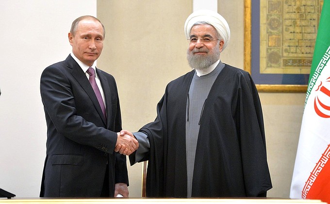 Владимир Путин и Президент Ирана Хасан Рухани по итогам российско-иранских переговоров сделали заявления для прессы.