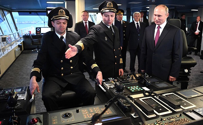 Во время осмотра систем управления ледокола «Виктор Черномырдин».
