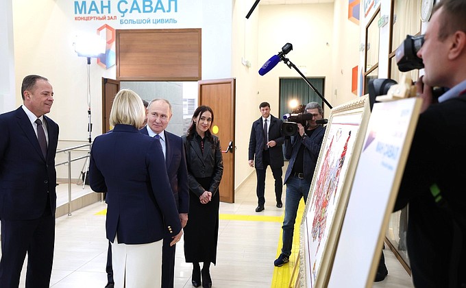 During a tour of the Centre for Cultural Development. With Presidential Plenipotentiary Envoy to the Volga Federal District Igor Komarov, Minister of Culture, Ethnic Affairs and Archiving Svetlana Kalikova, and acting head of the Centre Viktoria Semyonova, centre.