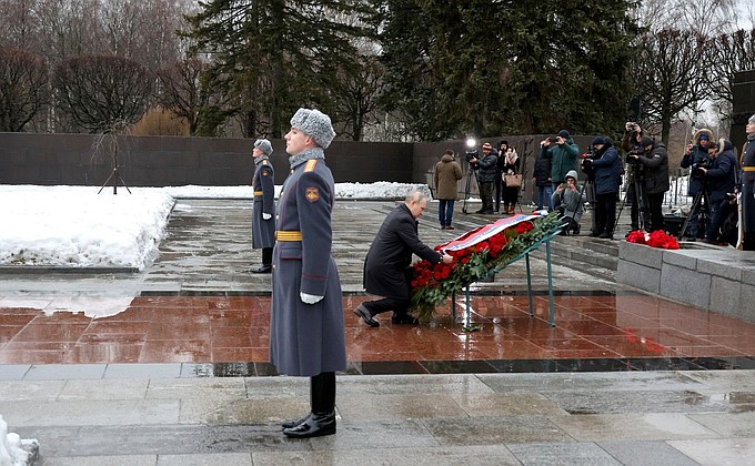 To mark the 80th anniversary of breaking the siege of Leningrad, Vladimir Putin took part in a wreath-laying ceremony at the Motherland monument at the Piskaryovskoye Memorial Cemetery.