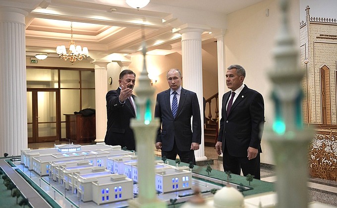 With President of the Bulgarian Islamic Academy Kamil Iskhakov (left) and Head of Tatarstan Rustam Minnikhanov reviewing the academy’s architectural model.