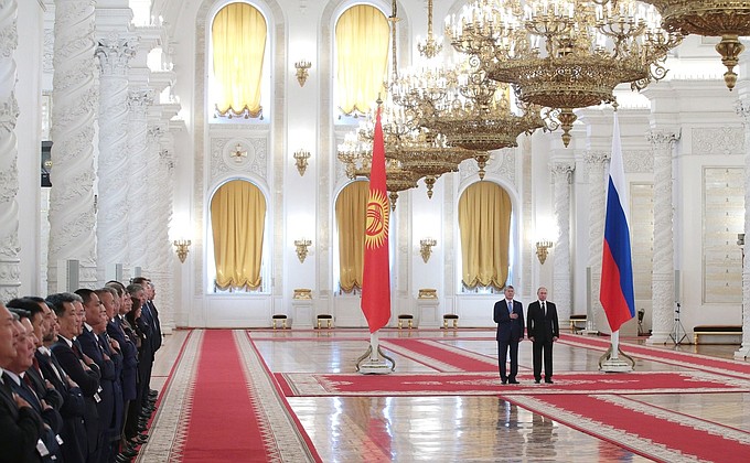 Официальная церемония встречи. С Президентом Киргизии Алмазбеком Атамбаевым.