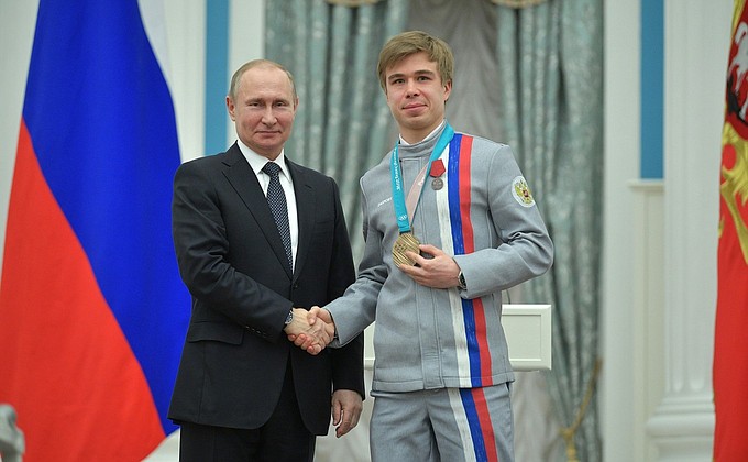С бронзовым призёром Игр по шорт-треку Семёном Елистратовым.