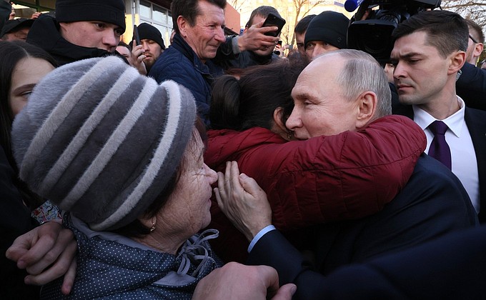 После посещения тепличного комплекса «Солнечный дар» Владимир Путин пообщался с жителями посёлка.