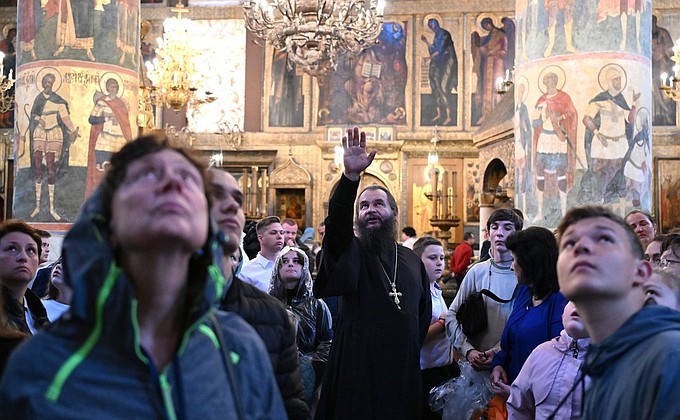 The meeting participants had a tour inside the Dormition Cathedral of the Moscow Kremlin. Centre: Archpriest Igor Fomin.