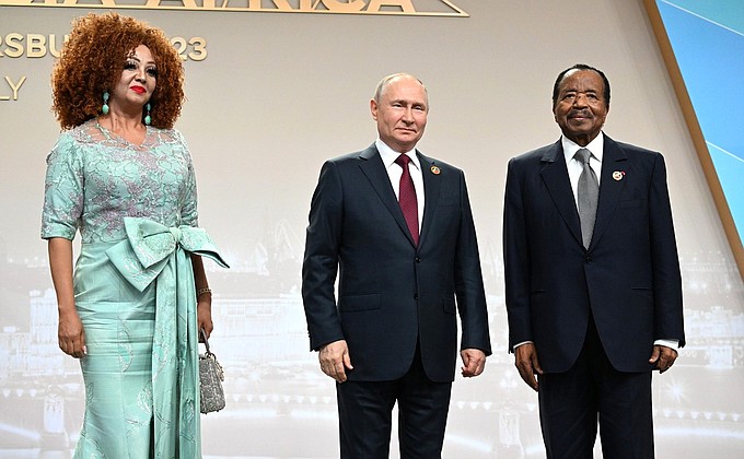 Церемония официальной встречи глав делегаций – участников второго саммита Россия – Африка. С Президентом Камеруна Полем Бийя и его супругой Шанталь Пульшери Бийя.
